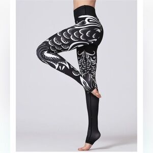 • ANGEL WINGS • Women’s MODERNE LEGGINGS
Black and White Small